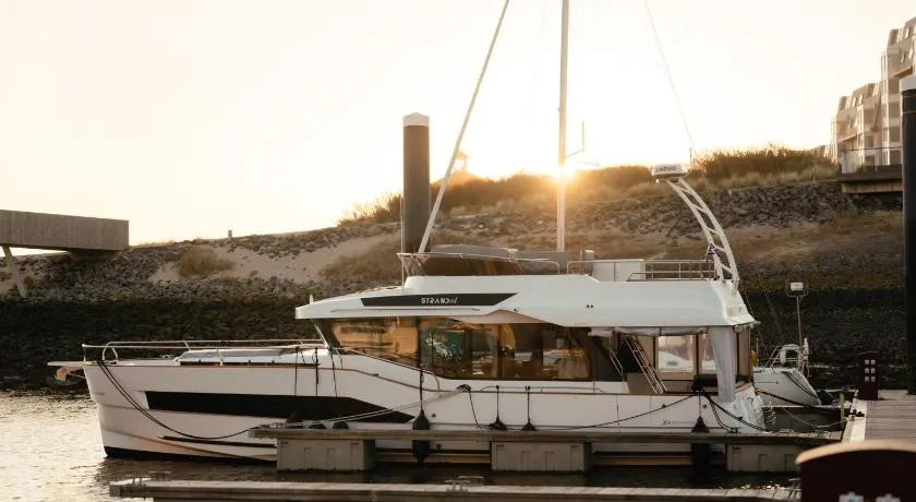 Yacht by Strandhotel - hotel service & wellness - Image 1
