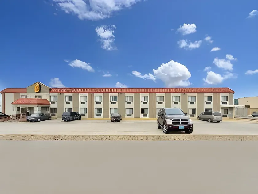 Super 8 by Wyndham Marshalltown - Image 1