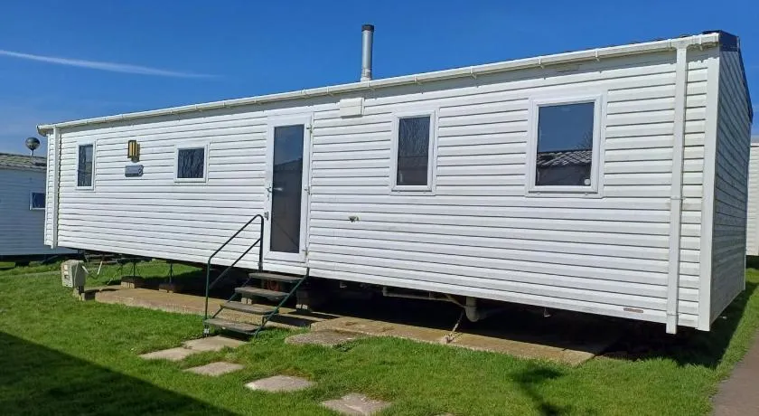 3 Bedroom Caravan - Sleeps 8 Parking Pets Beach - Image 1