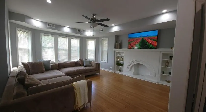 Beautiful Big 3 bedroom Quiet Apt near downtown - Image 1