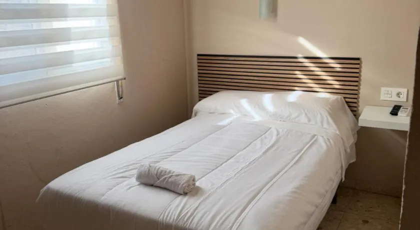 Hostal Alcántara - Image 1