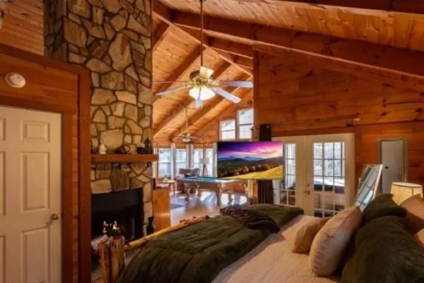 Cozy Cabin Retreat Near Helen Hot Tub Fireplace - Image 1