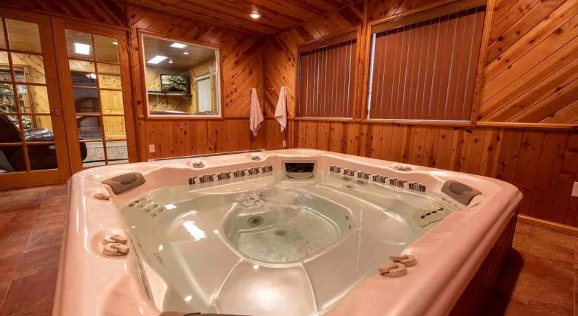 Enjoy The Outback+ Indoor Hot tub+Games+Puzzles+Tennis Court - Image 1
