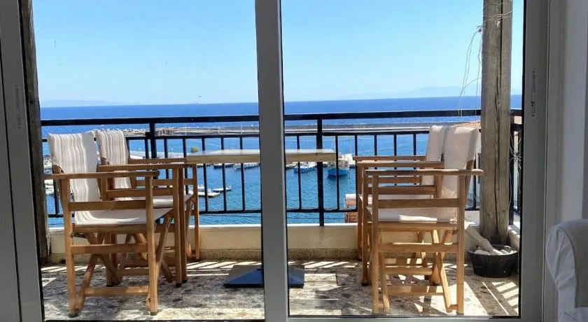 House with marina view - Image 1