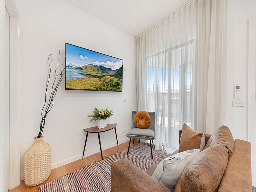Gorgeous 3-Bed House with Spacious Shared Backyard - Image 1
