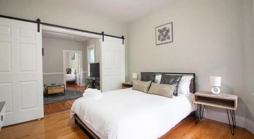 2 bedroom condo close to Boston and Cambridge with free parkings - Image 1
