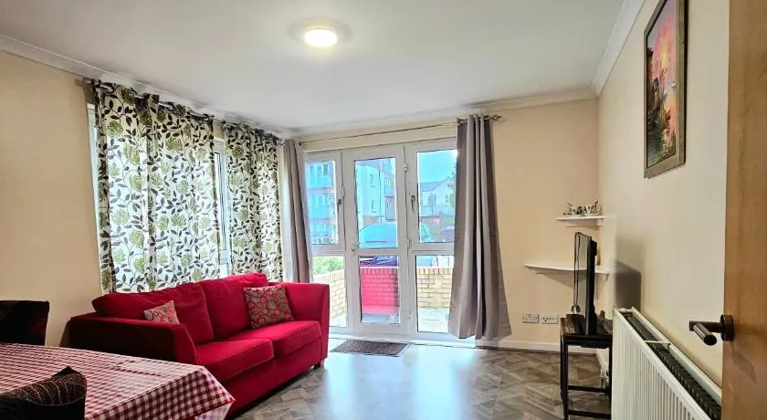 Two-bedroom flat Edinburgh city free car park easy access to centre - Image 1