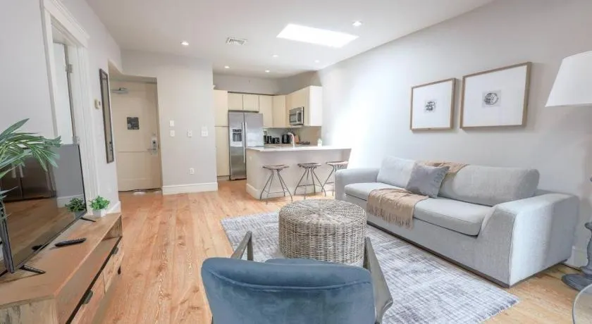 Airy and Bright 1BR Newbury St - Image 1