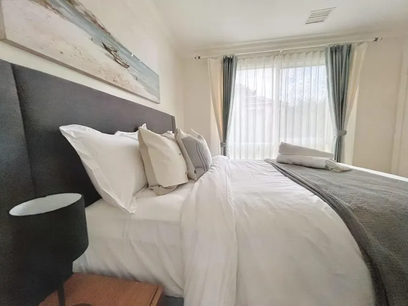 Spacious and Elegant house with study room in Doncaster - Image 1