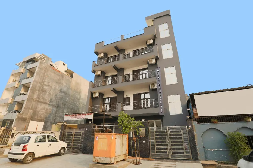 Hotel O Noida premium inn - Image 1