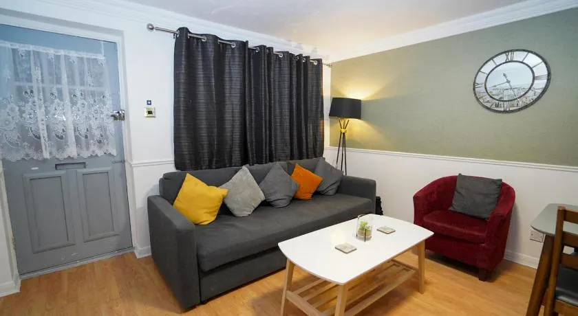 Ground Floor 2Bedroom Apt in Central Slough By Easy 2 Manage - Image 1