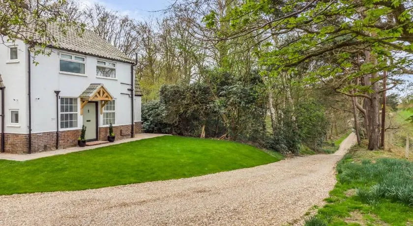 Cromer Coastal 6-Bed House l Near Beach, Parking & Garden - Image 1