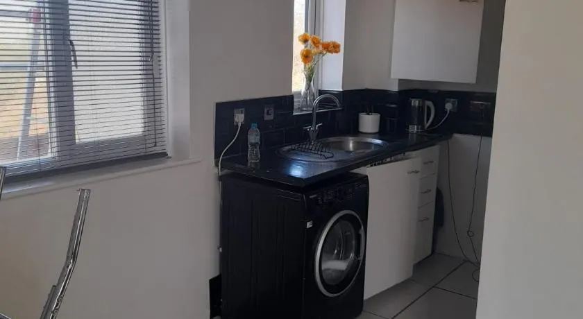 1 Bed Flat - Sleeps 2 - Parking - Wifi - Image 1