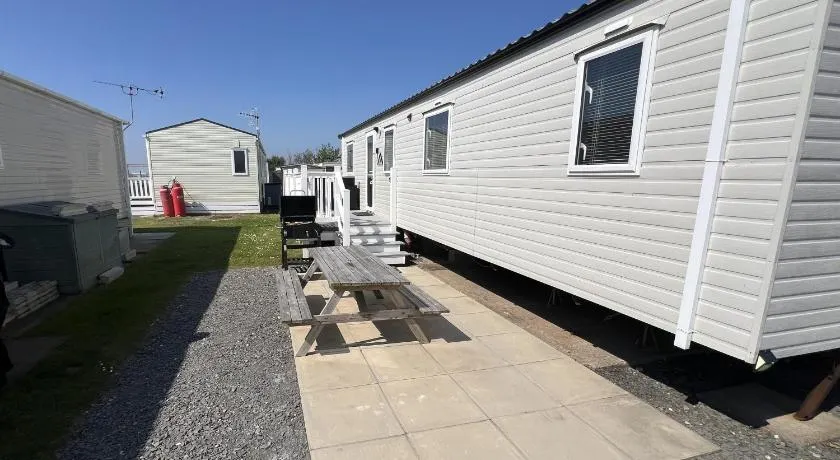 3 Bedroom Modern Caravan Sleeps up to 8 - Image 1