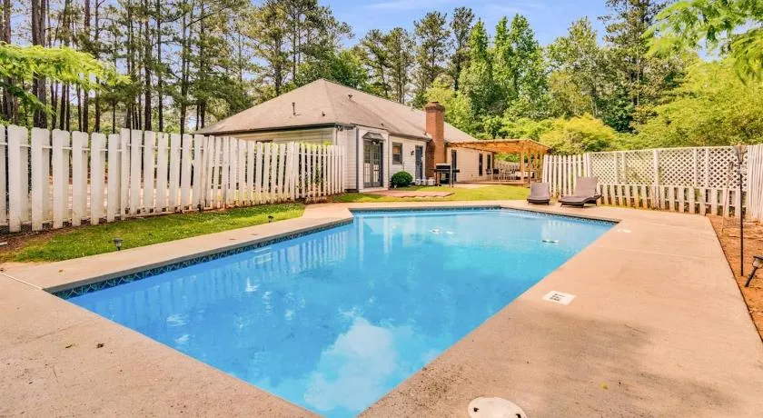 Luxury Poolside 4BR Sanctuary, Sleeps 8 - Image 1
