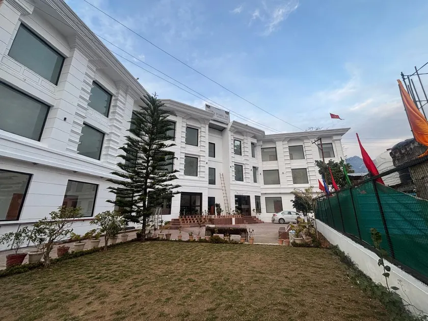 Park In By Jolly Plaza - Image 1