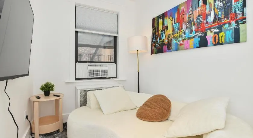 Elegant 2 BR Retreat Near Central Park - Image 1