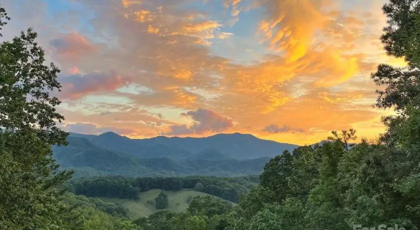 Chasing Sunsets: A Cozy 2-Bedroom Cabin in Smoky Mts with Stunning Mountain Views. - Image 1