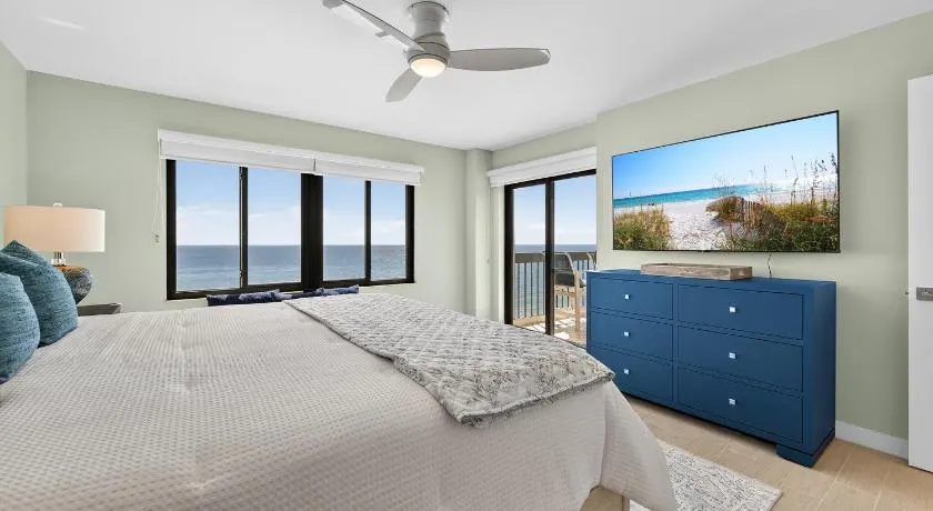 Oceanfront with great beach views from all rooms & balcony, heated pool, and garage - Image 1