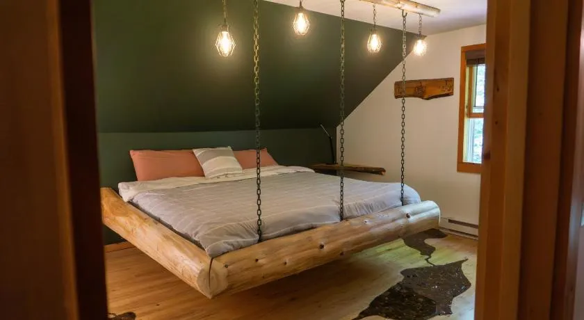 Boutique Adirondack Hostel - Image 1