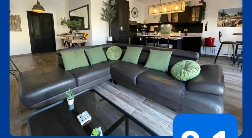 Industrial Cozy Apartment in Bugibba, Prime Location - Image 1