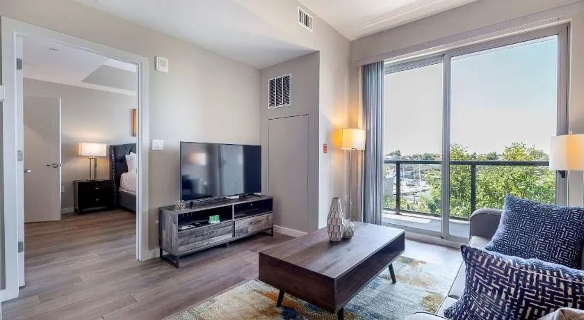 Modern Apt with Harbor Views - Image 1