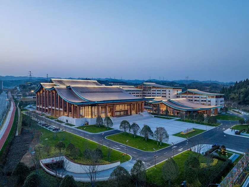 THREE GORGES HOTEL - Image 1