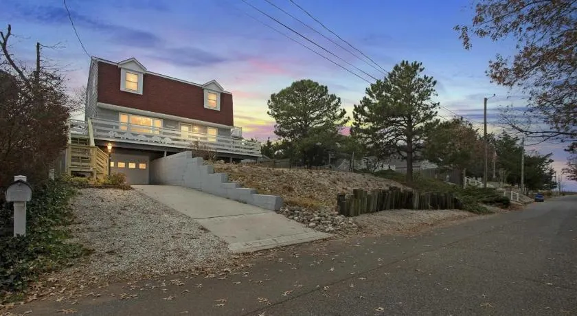Bay Beach Bungalow - Image 1
