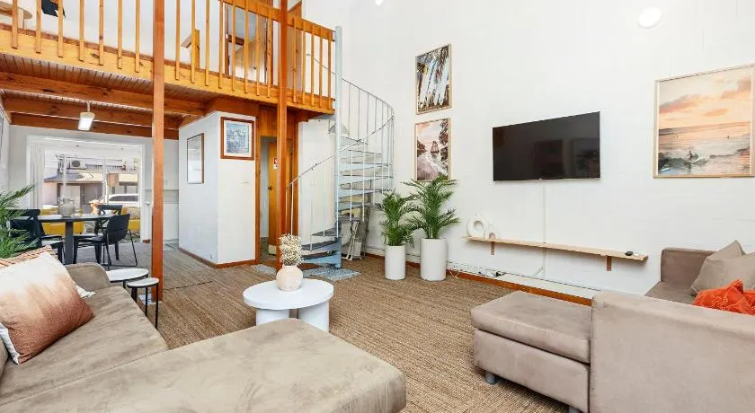 15 Cottesloe - steps from beach - sleeps 3 - Image 1