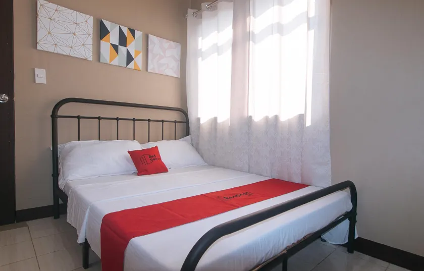 RedDoorz at Aurea Apartelle - Image 1