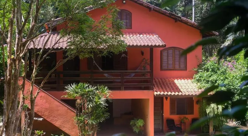 Casa em penedo com cachoeira - Image 1