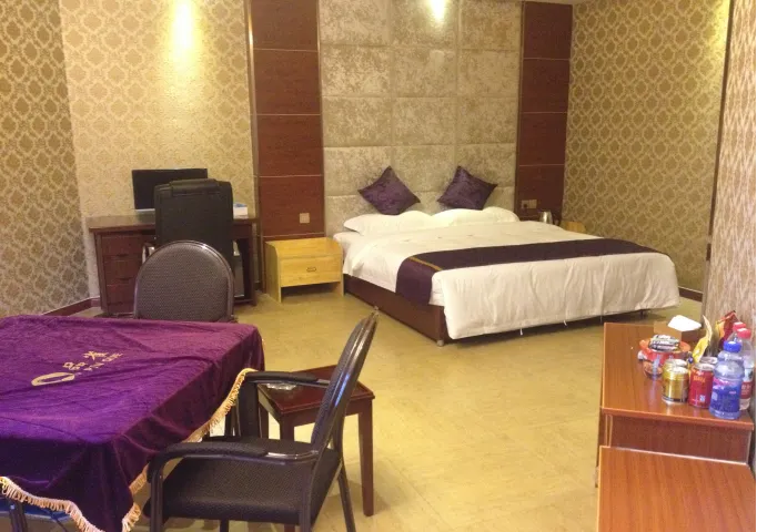 Huayu Business Hotel - Image 1