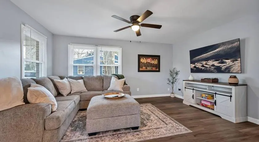 Downtown Gem, 2 Kings, 1 Queen, Newly Renovated - Image 1