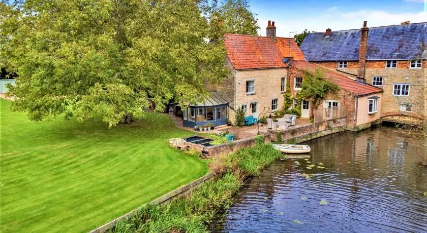 Islip Mill House - Luxury Riverside Home - Image 1