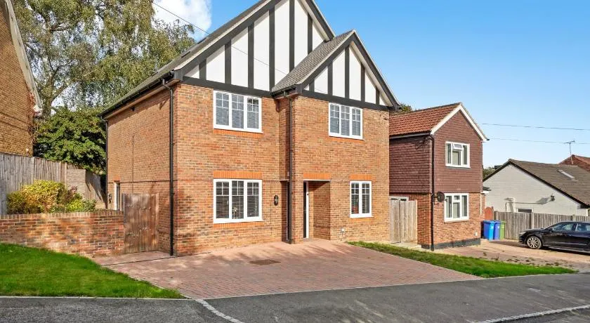 Luxury Detached New 5 Bedroom House Ascot - Parking Private Garden - Image 1