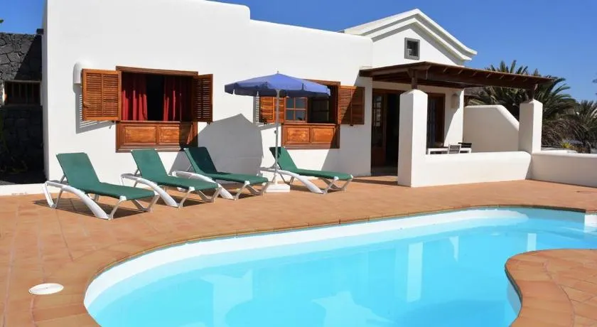 Ferienvilla 'Faro Park mit privatem Pool', Bergblick, private Terrasse und WLAN - Image 1