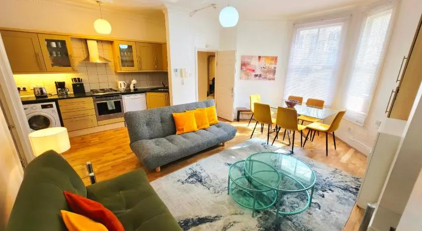 Spacious & Cosy 2 Bedroom Home plus 2 Sofa-beds with Private Entrance and Back Patio, 3 min walk to Earl's Court Station - Image 1