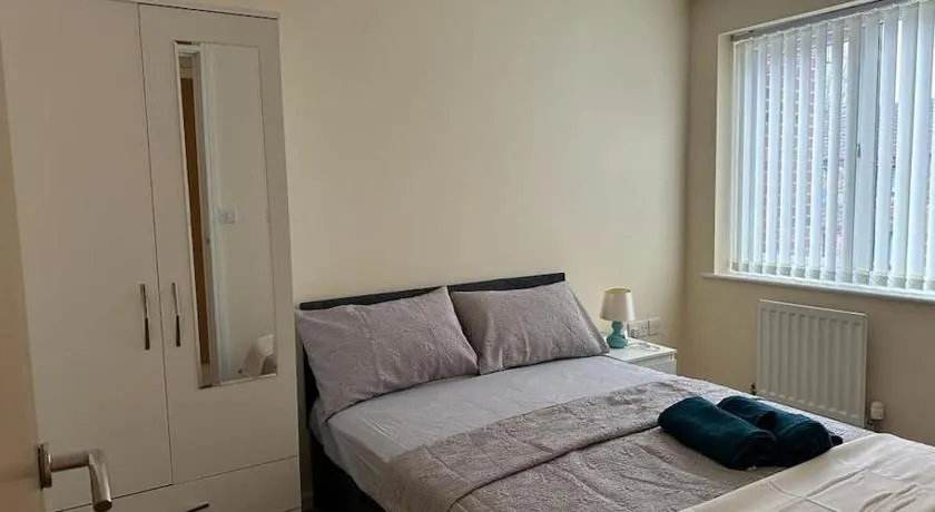 Rooms 7 minutes from Etihad - Image 1