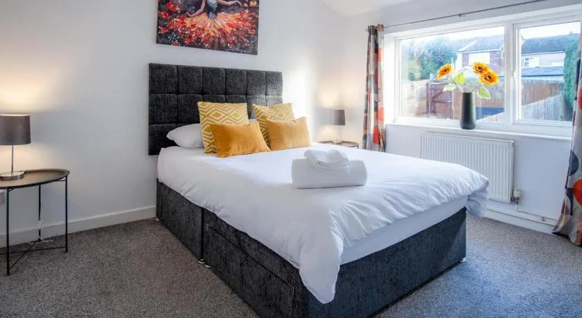 2 Bedrooms Hot Tub Free parking TV in every room - Image 1