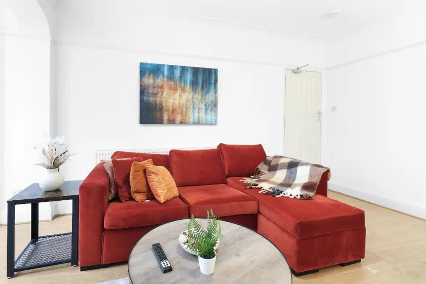 Spacious 4 Bed Semi-Detached Hse  - Image 1