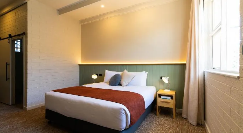 The Clovercrest Hotel Motel - Image 1
