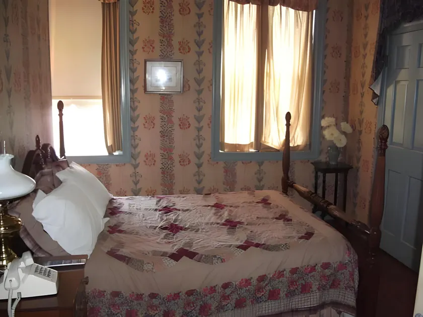 Leesburg Colonial Inn - Image 1