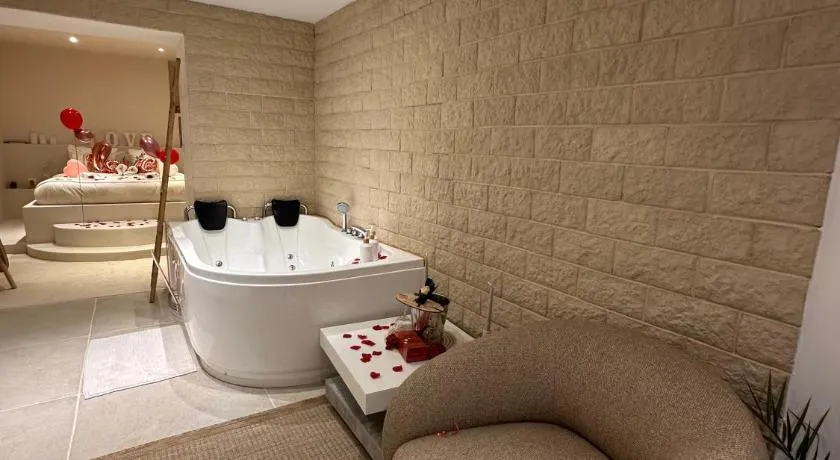 Suite Sahara - Jacuzzi & Sauna Privatif - Image 1