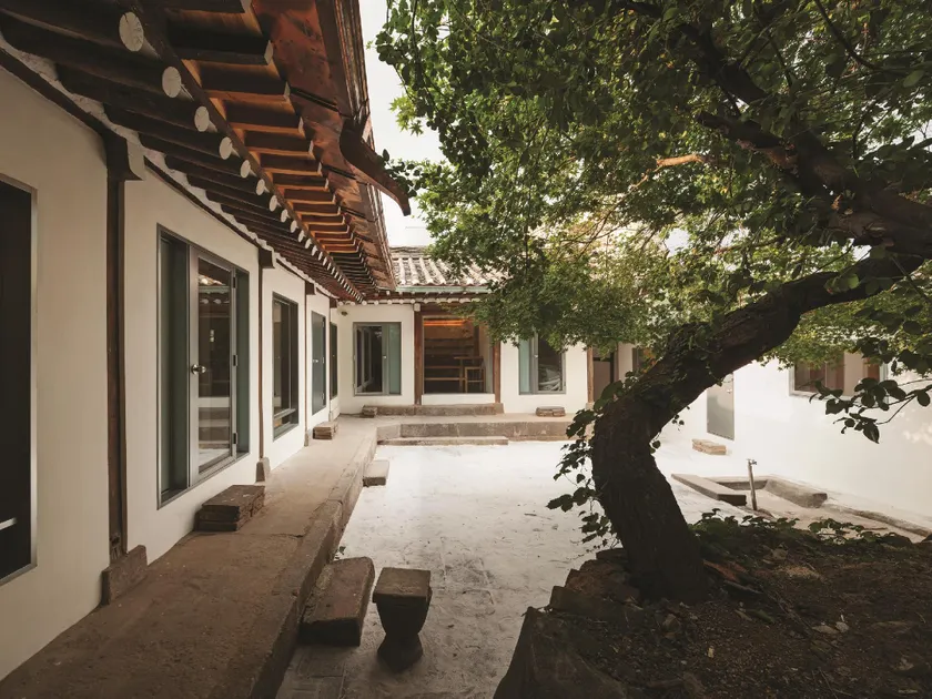 Side Hanok Residence - Image 1