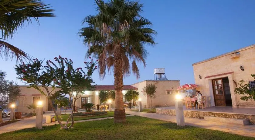 Glaro Garden Hotel - Image 1