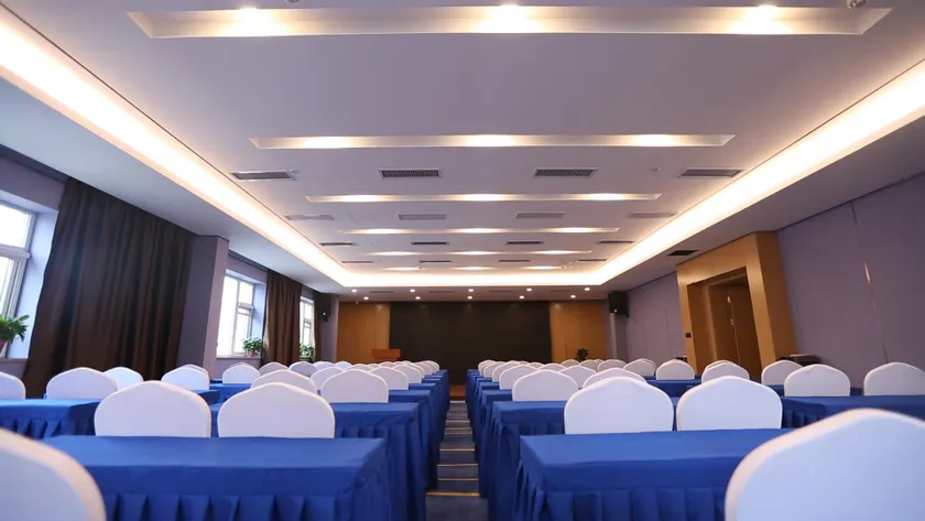 Starway Hotel Zhengzhou Jingguang Road Metro Station - Image 1