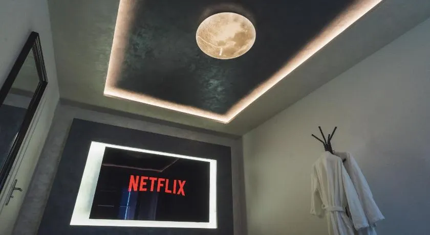 La Suite Interstellar - Cinéma Room & Balnéo - Image 1
