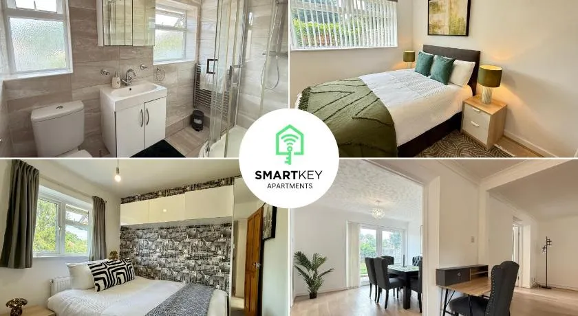 4 Bedroom spacious home with parking sleeps 9 - Image 1