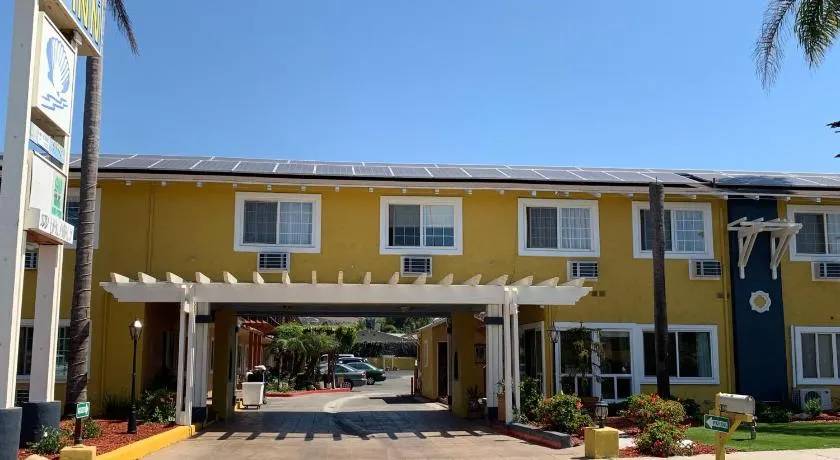Sandyland Reef Inn - Image 1