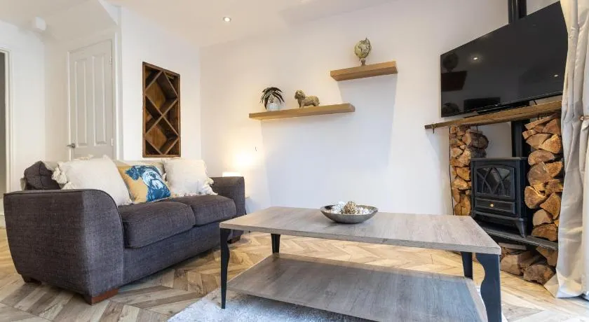 Wheatcroft Sleeps 7 Long Stays Parking and Wi-Fi - Image 1